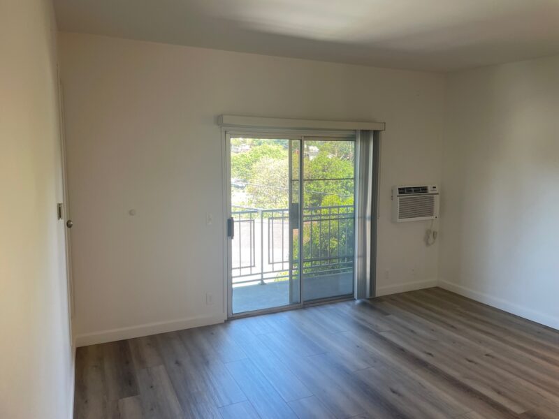 2206 Allesandro St #207, Los Angeles, CA 90039.  Newly Updated Top Floor 2 bed, 1 Bath w/ Balcony