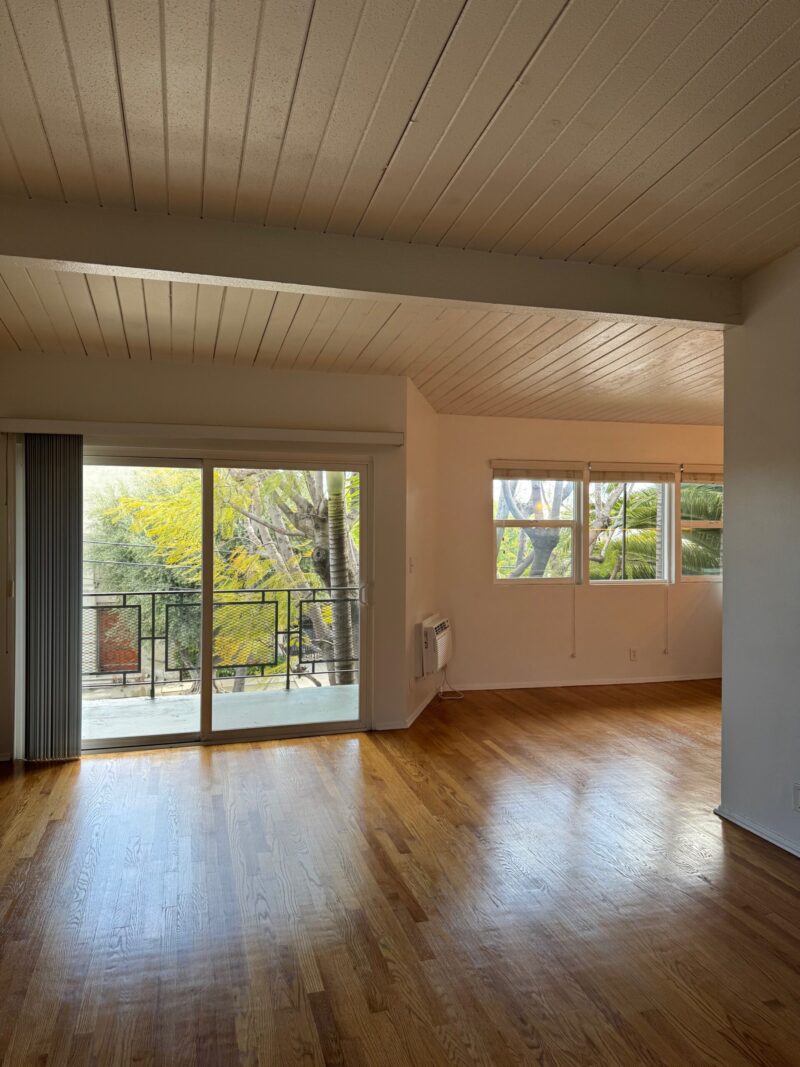 ON HOLD!!! 1709 N. Fuller Ave. Hollywood CA. 90046. Top floor 1 Bed, 1 Bath w/ hardwood floors, Balcony, high wood beamed ceilings, parking and a pool! $2,400